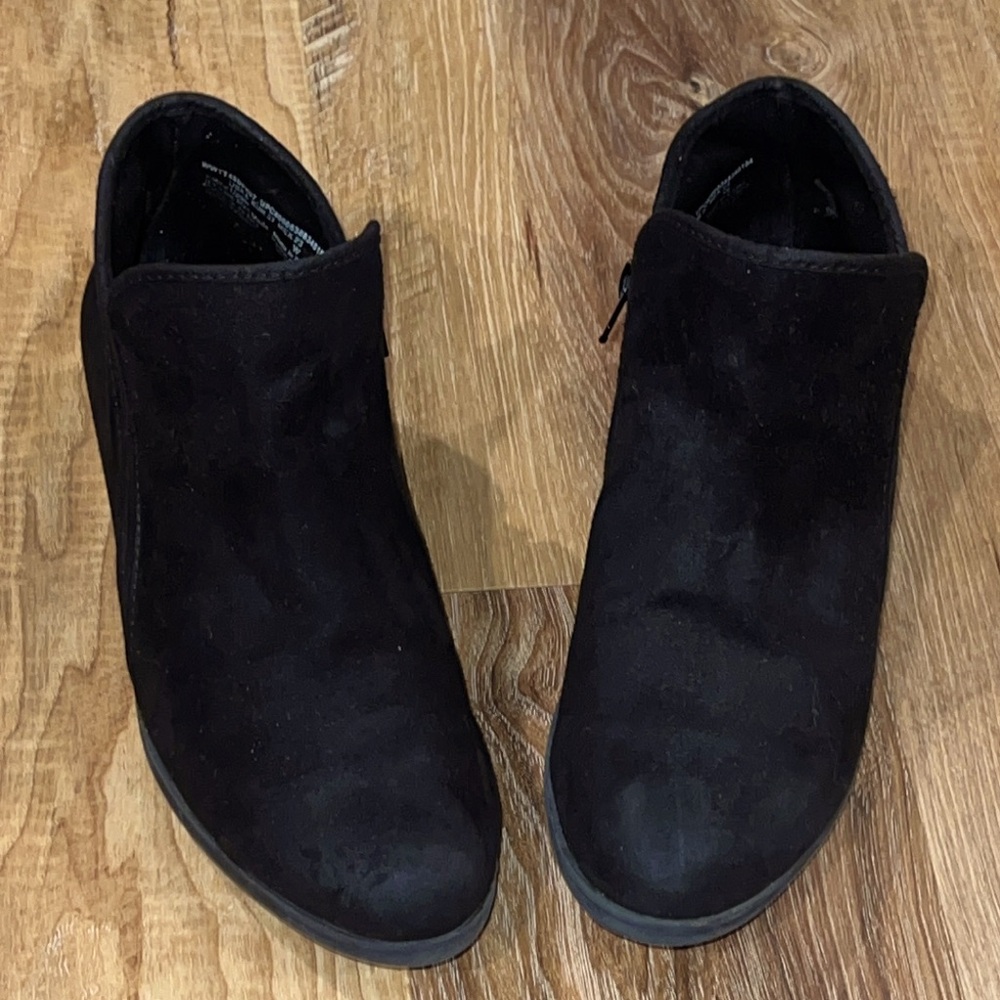 Time & Tru Women’s Black Faux Suede Booties (Size: 6) EUC - Picture 3 of 6